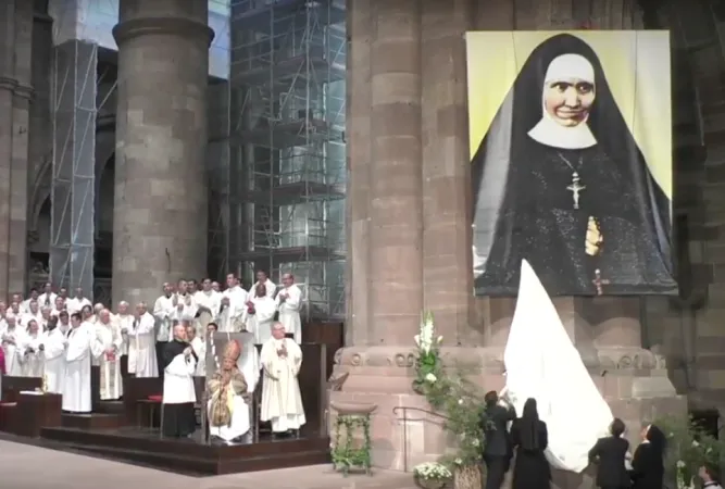 Il momento in cui l'immagine di Suor Alfonsa Maria, appena beatificata, viene scoperta nella Cattedrale di Strasburgo, 9 settembre 2018 | YouTube KTO