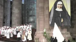 Il momento in cui l'immagine di Suor Alfonsa Maria, appena beatificata, viene scoperta nella Cattedrale di Strasburgo, 9 settembre 2018 / YouTube KTO