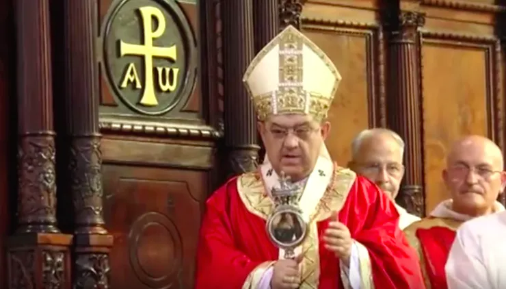 Il Cardinale Sepe con l'ampolla del sangue di San Gennaro |  | YouTube