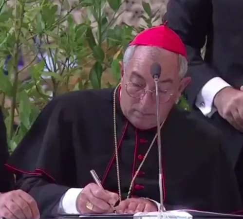 Il Cardinale De Donatis firma l'atto di apertura della fase diocesana della causa di beatificazione di Chiara Corbella |  | Telepace 