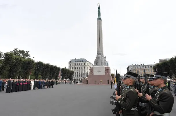 Il Papa al monumento della libertà a Riga  |  | Vatican media/ Aci Group