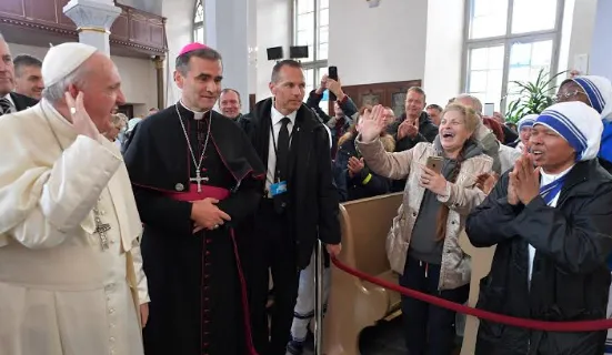 Papa Francesco con gli assistiti della Chiesa cattolica  |  | Vatican Media/ Aci Group