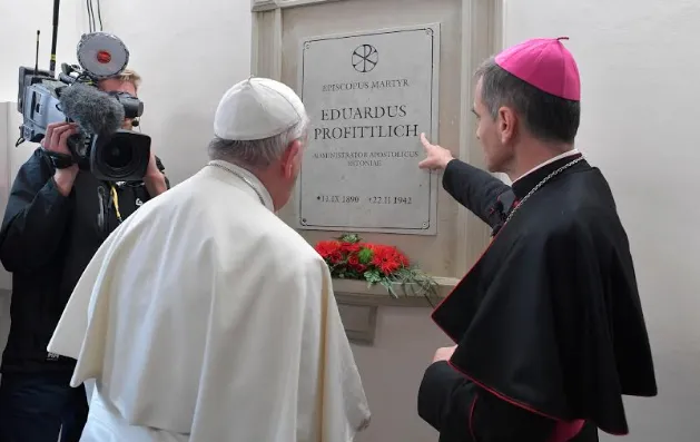 Papa Francesco davanti alla targa di  Eduard Profittlich |  | Vatican Media/ Aci Group