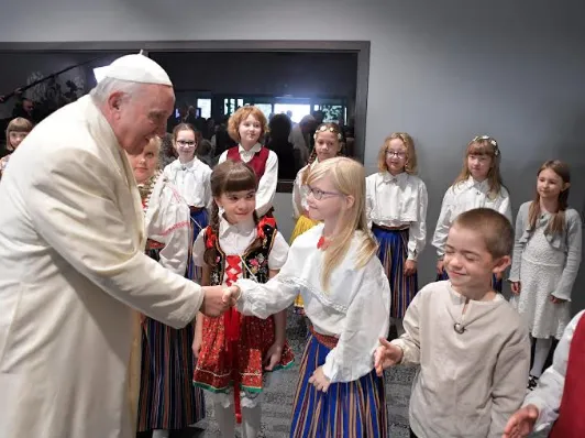 Il Papa saluta i fanciulli estoni  |  | Vatican Media
