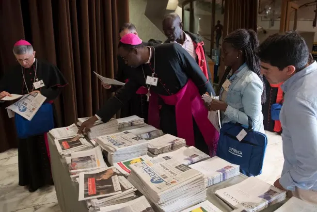 I padri sinodali, i giovani, i media |  | Vatican media / Aci Group