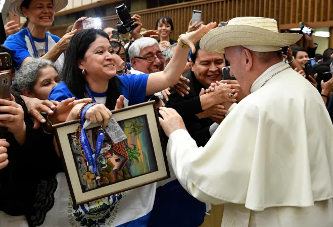 Il Papa con i pellegrini del Salvador  |  | Vatican Media/ Aci Group