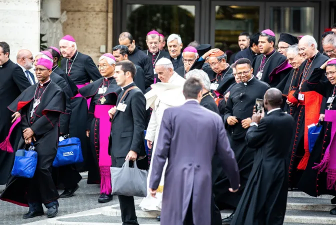 Il Papa e i Padri sinodali lasciano l'aula dei lavori  |  | Daniel Ibanez/ ACI Group