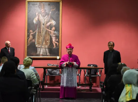 L' Arcivescovo Mario Delpini sotto il ritratto di sant' Ambrogio |  | Chiesa di Milano 