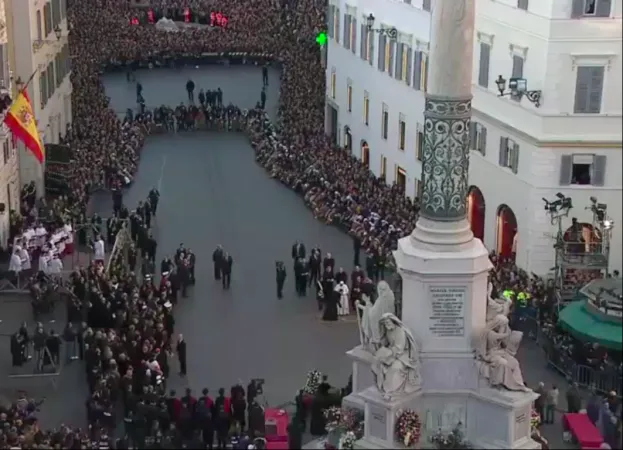 Papa Francesco, piazza di Spagna | Papa Francesco in preghiera davanti il monumento dell'Immacolata di piazza di Spagna, Roma, 8 dicembre 2018 | Youtube / Vatican Media 