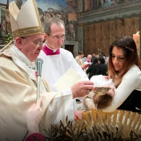 Papa Francesco battezza un bambino  |  | Vatican Media 