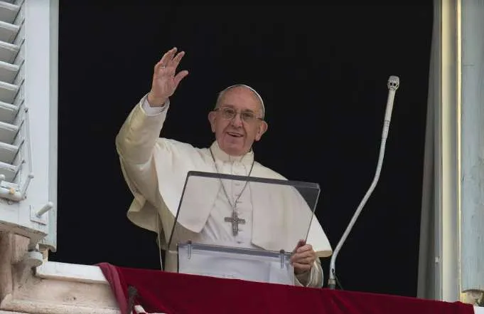 Papa Francesco, Angelus | Papa Francesco benedice al termine della preghiera dell'Angelus  | Vatican Media / ACI Group