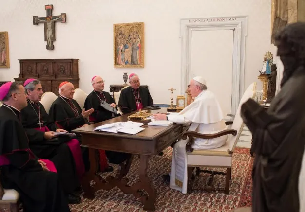 Papa Francesco e i vescovi cileni  |  | Vatican Media / Aci Group
