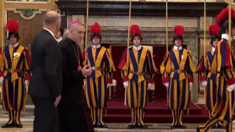 I caschi stampati della Guardia Svizzera indossati per i 513 anni a servizio del Papa