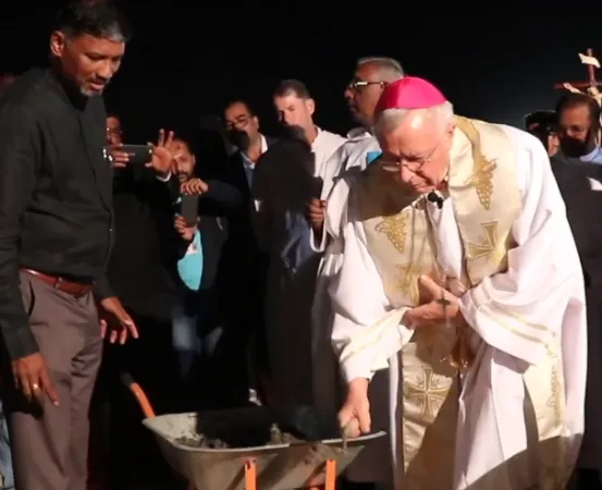 Il vescovo Hinder benedice la prima pietra della Parrocchia di Ruwais |  | Vicariato Arabia del Sud