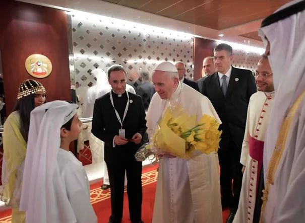 Due bambini accolgono il Papa negli Emirati  |  | Vatican Media 