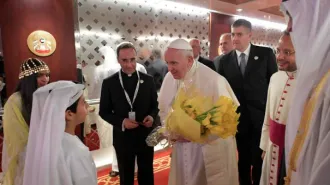 Il Papa arriva negli Emirati Arabi Uniti e regala ai giornalisti una icona di Bose