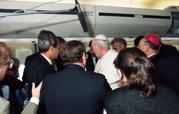 Giovanni Paolo II con i giornalisti in aereo  |  | da 