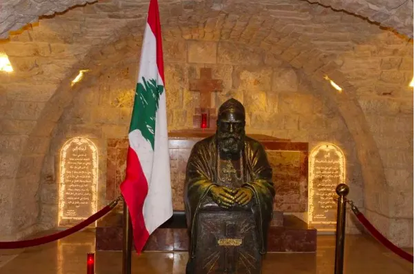 Patriarca Elia Hoyek | La statua del Patriarca Hoyek nel Museo a lui dedicato in Libano | PD 