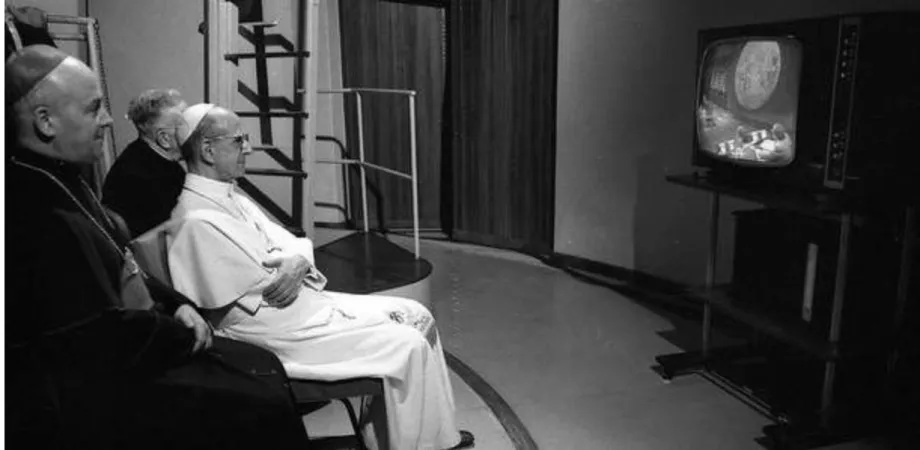 Paolo VI nella notte del 21 luglio 1969, mentre guarda in diretta tv l'allunaggio | Paolo VI nella notte del 21 luglio 1969, mentre guarda in diretta tv l'allunaggio | Foto: archivio Vatican News