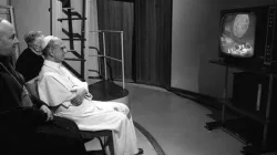 Paolo VI nella notte del 21 luglio 1969, mentre guarda in diretta tv l'allunaggio / Foto: archivio Vatican News