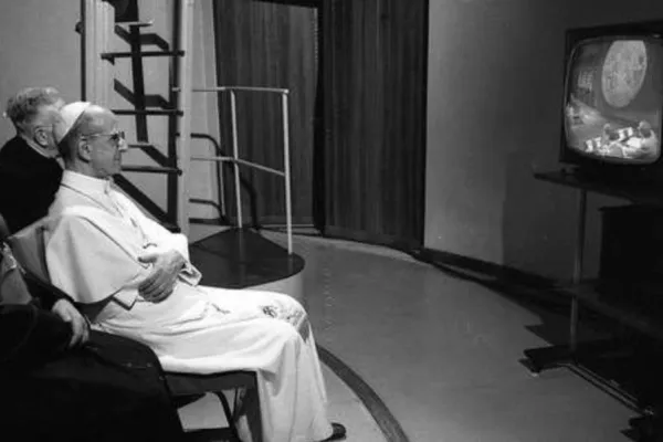 Paolo VI nella notte del 21 luglio 1969, mentre guarda in diretta tv l'allunaggio / Foto: archivio Vatican News