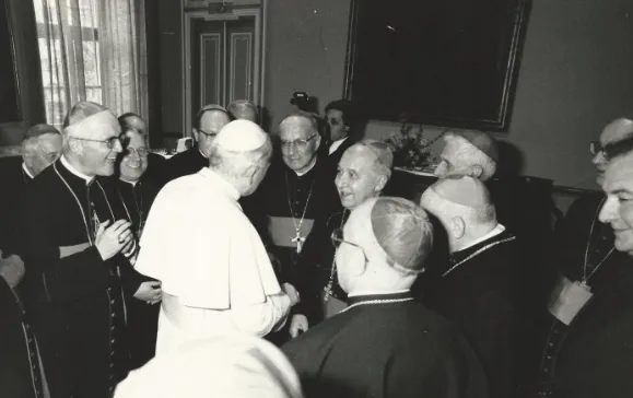 Giovanni Paolo II con i vescovi durante la visita a Torino nel 1980 |  | immagini.servizivocetempo.it