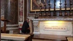 Il vicepremier Piotr Gliński in Vaticano, davanti la tomba di San Giovanni Paolo II, durante la sua visita dello scorso 7 giugno  / Foto: Ambasciata di Polonia presso la Santa Sede
