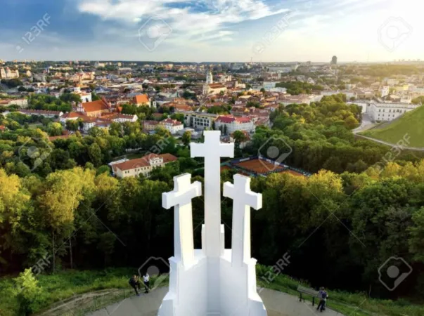 Veduta aerea delle tre croci che sovrastano la città di Vilnius, in Lituania, simbolo della cristianità della nazione 
 | PD