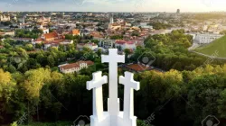Veduta aerea delle tre croci che sovrastano la città di Vilnius, in Lituania, simbolo della cristianità della nazione 
 / PD