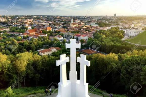 Veduta aerea delle tre croci che sovrastano la città di Vilnius, in Lituania, simbolo della cristianità della nazione 
 / PD
