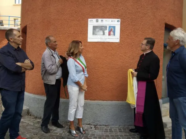Monsignor Ptasznik scopre la targa che ricorda la visita di San Giovanni Paolo II sul Gran Sasso, 17 agosto 2019  | Foto: Associazione Culturale San Pietro alla Ienca