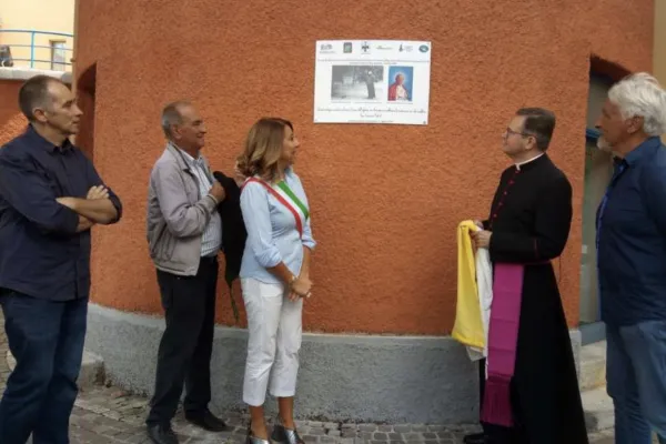 Monsignor Ptasznik scopre la targa che ricorda la visita di San Giovanni Paolo II sul Gran Sasso, 17 agosto 2019  / Foto: Associazione Culturale San Pietro alla Ienca