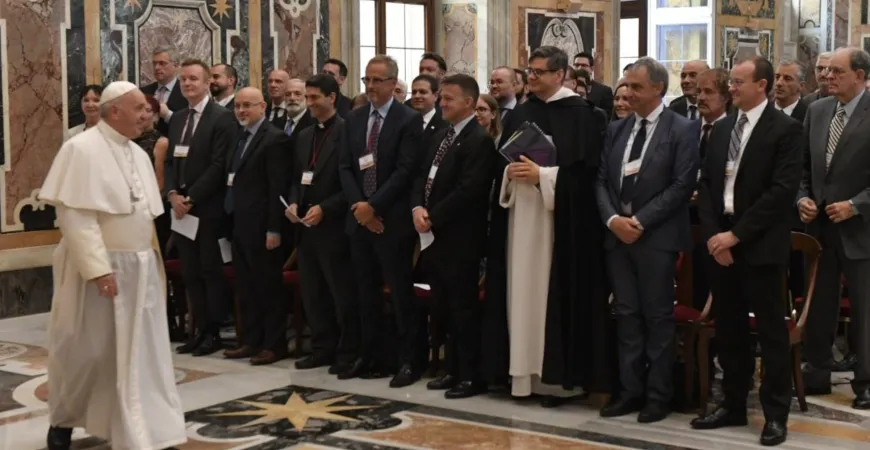 Papa Francesco incontra i partecipanti all'incontro 