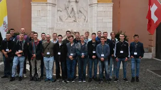 Giovani aspiranti visitano la Guardia Svizzera Pontificia