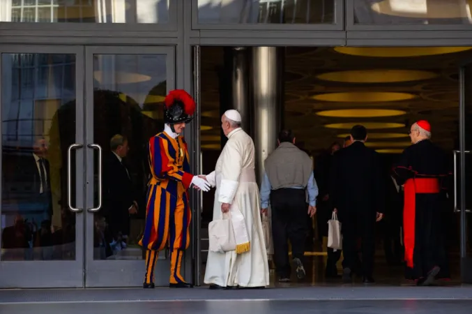 Papa Francesco si avvia verso l'Aula Nuova del Sinodo |  | Daniel Ibanez CNA