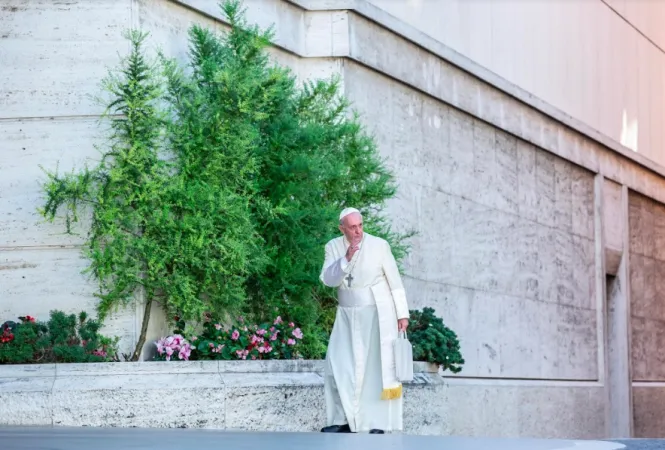 Papa Francesco arriva all'Aula Nuova del Sinodo |  | Daniel Ibanez CNA