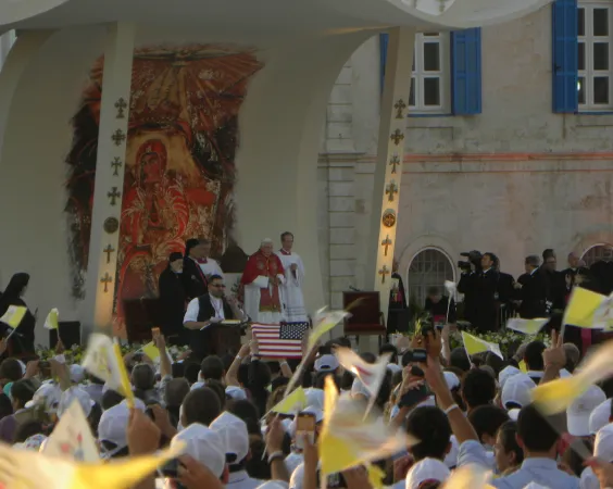 Benedetto XVI con i giovani del Medio Oriente a Beirut nel 2012 |  | AA