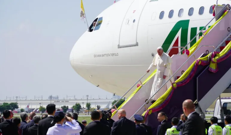 Papa Francesco all'arrivo in Thailandia |  | Hannah Brockhaus CNA