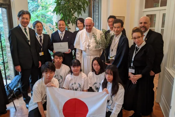 Papa Francesco con i membri della sede giapponese di Scholas, Tokyo, 25 novembre 2019 / Scholas Occurrentes