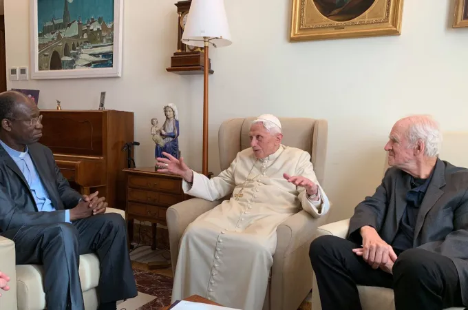 Una foto recente di Benedetto XVI con  Charles Taylor e Padre Paul Béré S.J., Premi Ratzinger 2019 |  | Fondazione Ratzinger