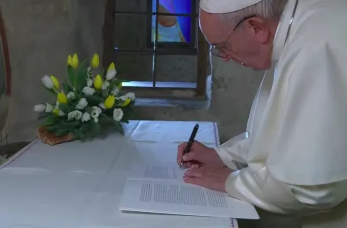 Il Papa firma la Lettera Apostolica |  | Vatican Media 
