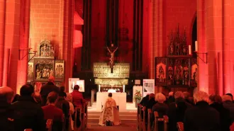 Il duomo di Francoforte si illumina di rosso per i martiri cristiani