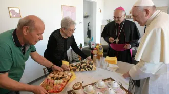 Papa Francesco compie 83 anni, i nonni hanno una grande capacità di capire le situazioni
