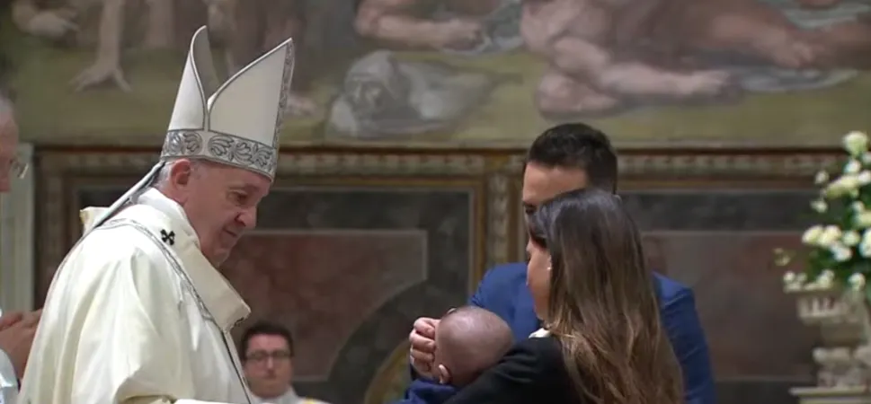 Papa Francesco, battesimi in Sistina | Papa Francesco durante i battesimi nella Cappella Sistina, 11 gennaio 2020 | Vatican News  / You Tube