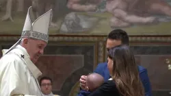 Papa Francesco durante i battesimi nella Cappella Sistina, 11 gennaio 2020 / Vatican News  / You Tube