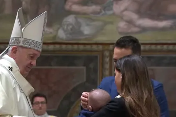 Papa Francesco durante i battesimi nella Cappella Sistina, 11 gennaio 2020 / Vatican News  / You Tube