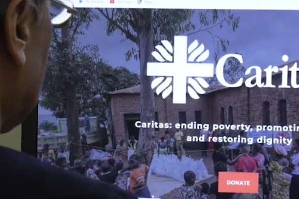 Il segretario generale di Caritas Internationalis "surfa" sul sito di Caritas / Rome Reports