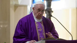 Papa Francesco prega perché le famiglie trovino nuovi modi di amarsi 