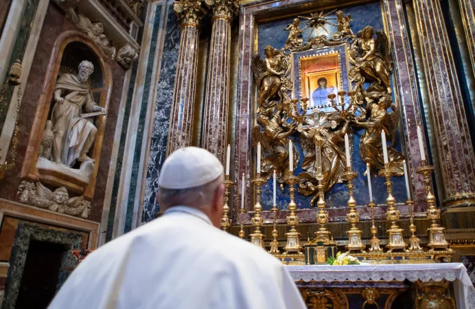 Papa Francesco in preghiera davanti alla Salus Populi Romani  |  | Vatican Media