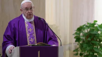 Papa Francesco, preghiamo per tutti coloro che muoiono da soli e le loro famiglie